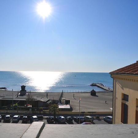 丽都迪奥斯蒂亚 利图斯罗马旅馆旅舍 外观 照片 View of the sea from the town hall