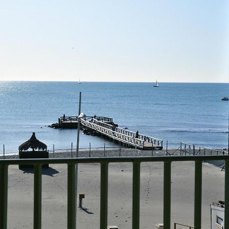 丽都迪奥斯蒂亚 利图斯罗马旅馆旅舍 外观 照片 The pier at the end of the promenade