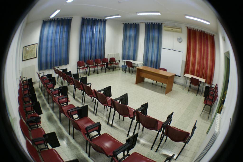 丽都迪奥斯蒂亚 利图斯罗马旅馆旅舍 外观 照片 A classroom at the university