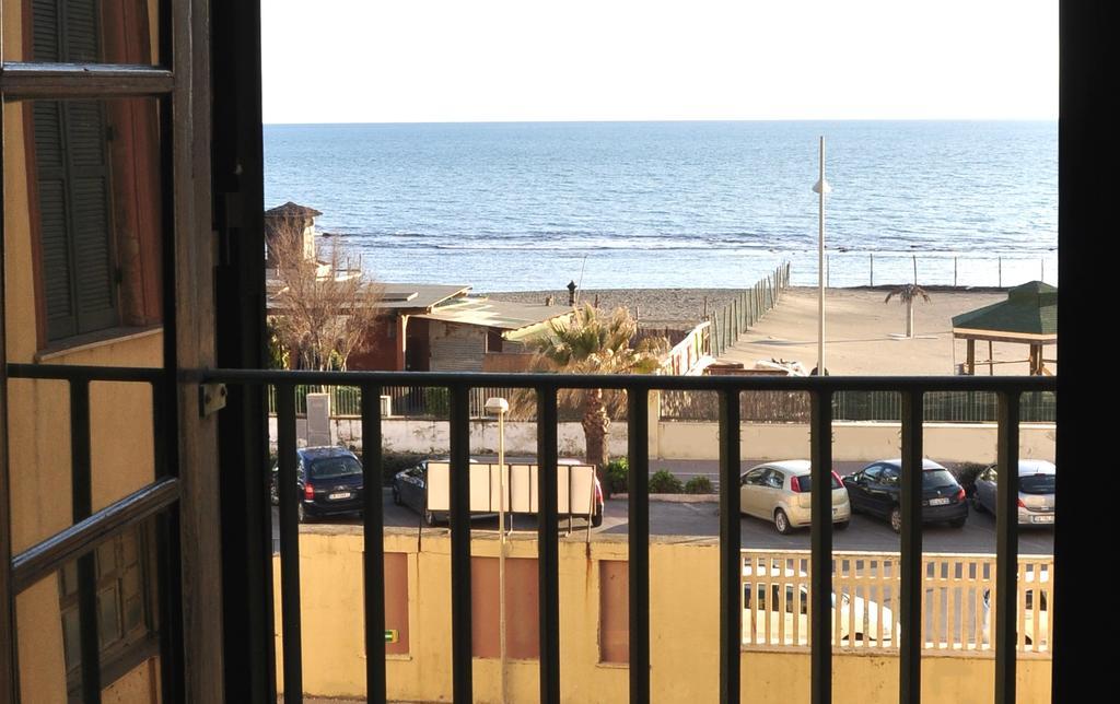 丽都迪奥斯蒂亚 利图斯罗马旅馆旅舍 外观 照片 View of the sea from a balcony in the city