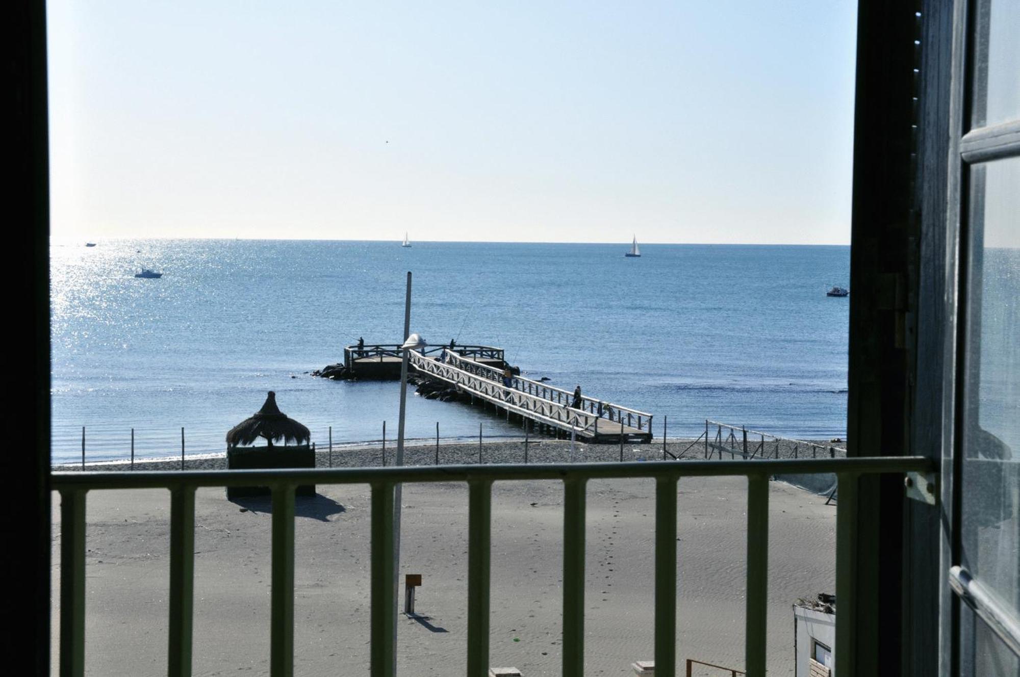 丽都迪奥斯蒂亚 利图斯罗马旅馆旅舍 外观 照片 The pier at the end of the promenade