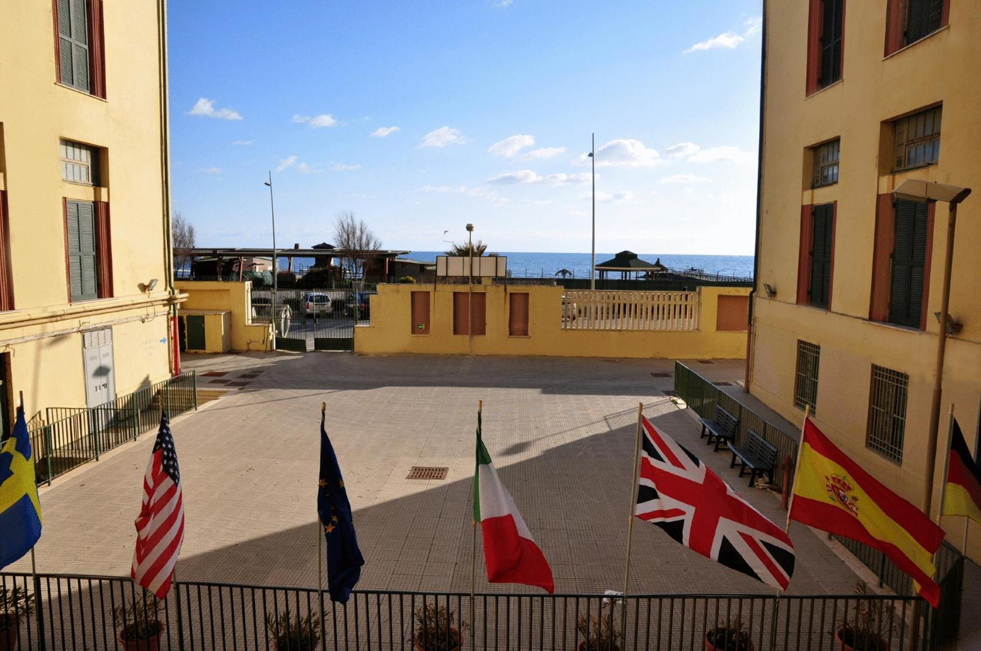 丽都迪奥斯蒂亚 利图斯罗马旅馆旅舍 外观 照片 The courtyard of the International School of Rome